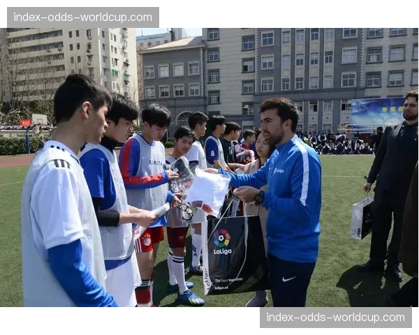 西甲俱乐部与当地学校合作开展足球普及项目